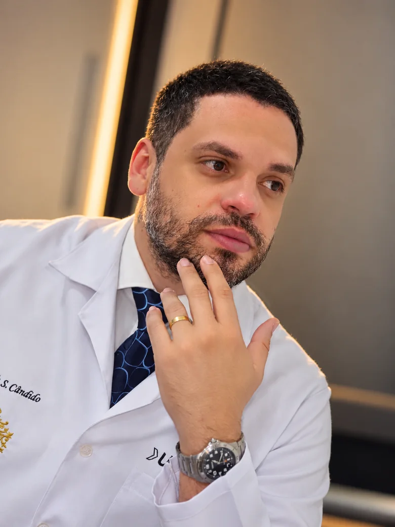 Dr. Danilo Cândido ouvindo com atenção durante a consulta